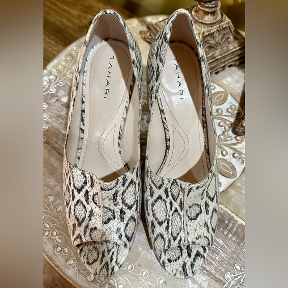 EUC Tahari “The Walden” Peep Toe Pumps. Snakeskin Print Size 9. - Picture 7 of 9